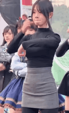 虽然但是，这个女孩很漂亮即使自己憋不住也尽量不笑
