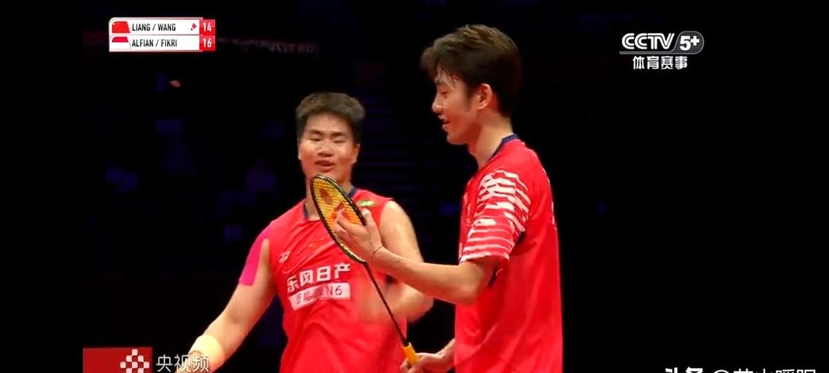陈导到底去哪了？这事总算有准信了。2025年总决赛，梁伟铿/王昶对阵丹麦组合