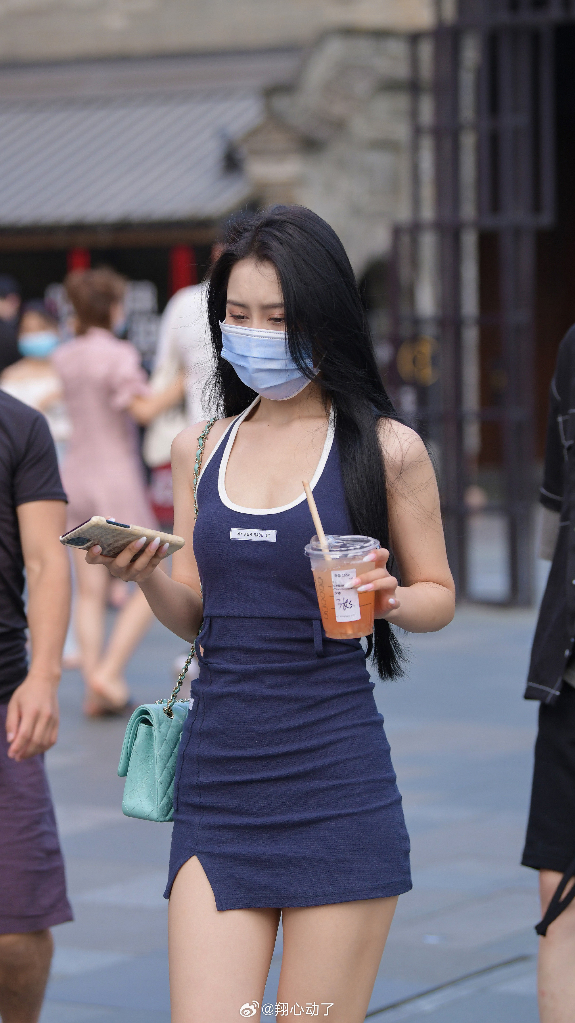 紧身蓝裙配白球鞋，这反差我服了！7520街拍我的摄影日记街拍穿搭时尚街拍