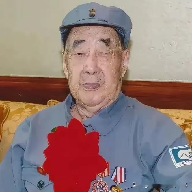 许家印的父亲许贤高，1922年生，16岁参军入党。年轻时五官俊朗，担任过骑兵连连