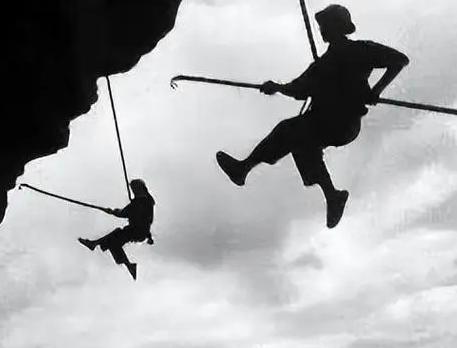 1960年，为了修红旗渠，他用绳子绑在腰上，荡在悬崖峭壁中间，当他被落石砸中后，