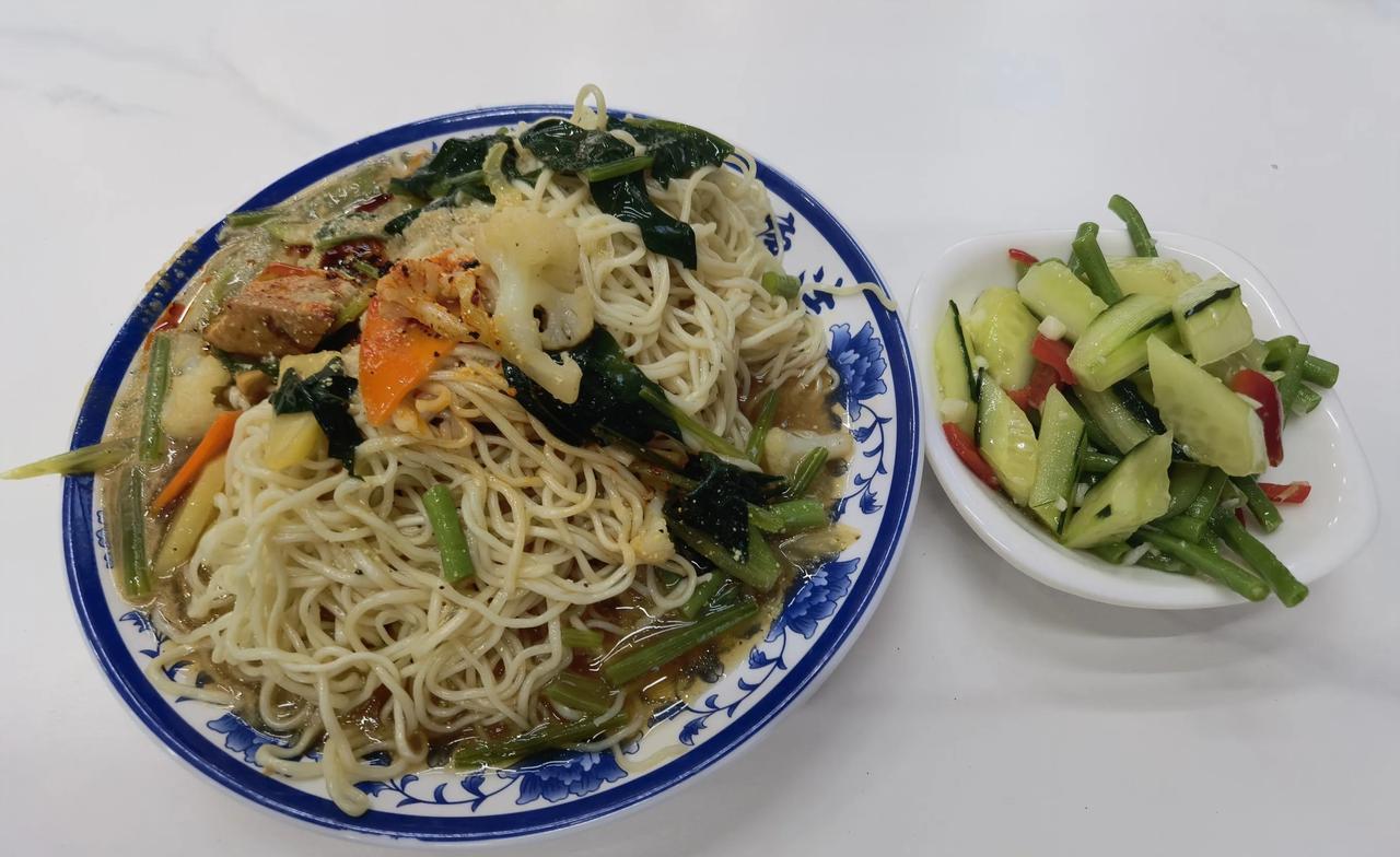中考补习了一年提了140分，今年成功考上二中。这孩子应该很厉害。刚才在旧大路，一