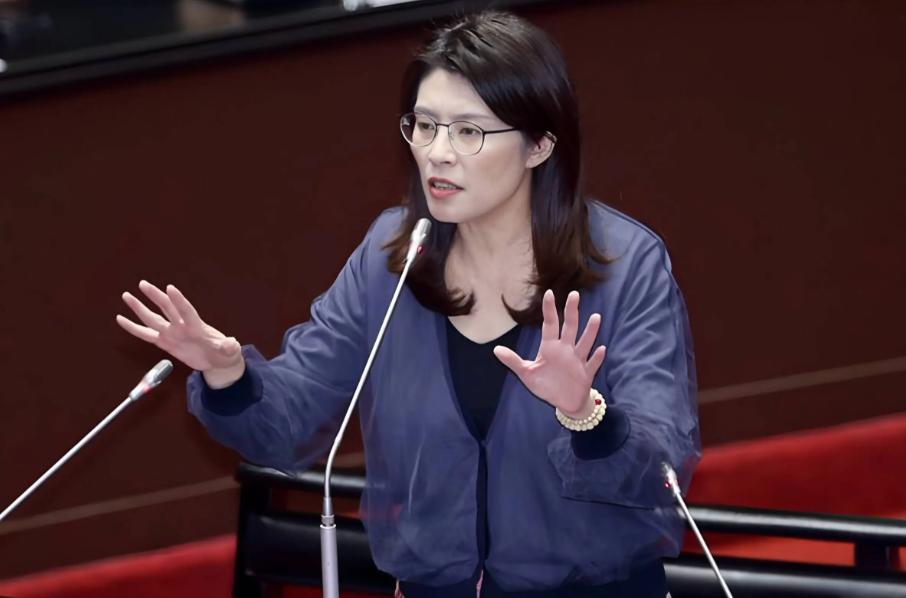 郑丽文宣战“台独”，不料后院突然起火，年底或请辞国民党主席？8月23日，国民