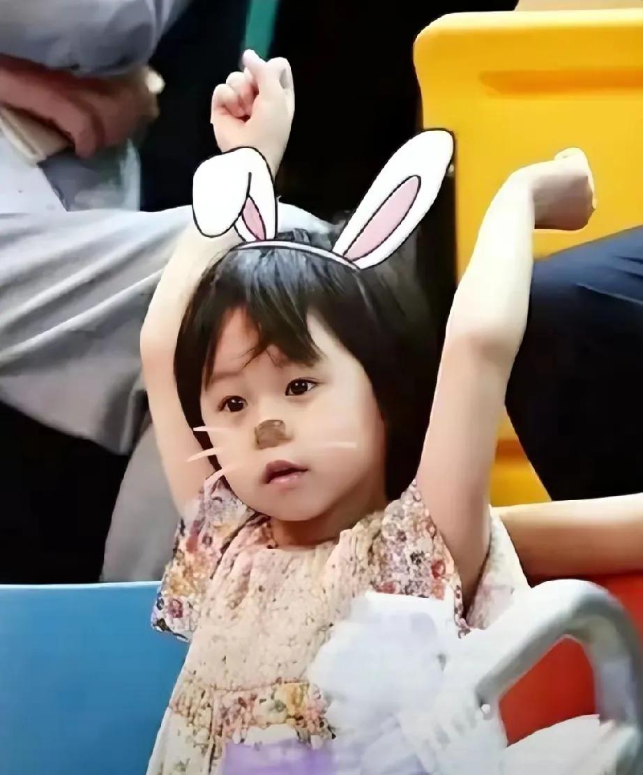 大魔王张怡宁的女儿徐俏俏太给爸妈长脸了！13岁身高1米6+，继承妈妈高挑基因，更