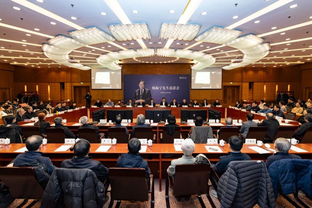 翁帆首次发声追忆杨振宁, 含泪发言几度哽咽