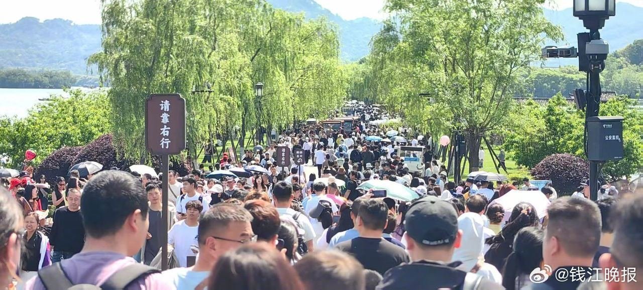 #西湖密密麻麻全是人#国庆第二天一亿人现身西湖​