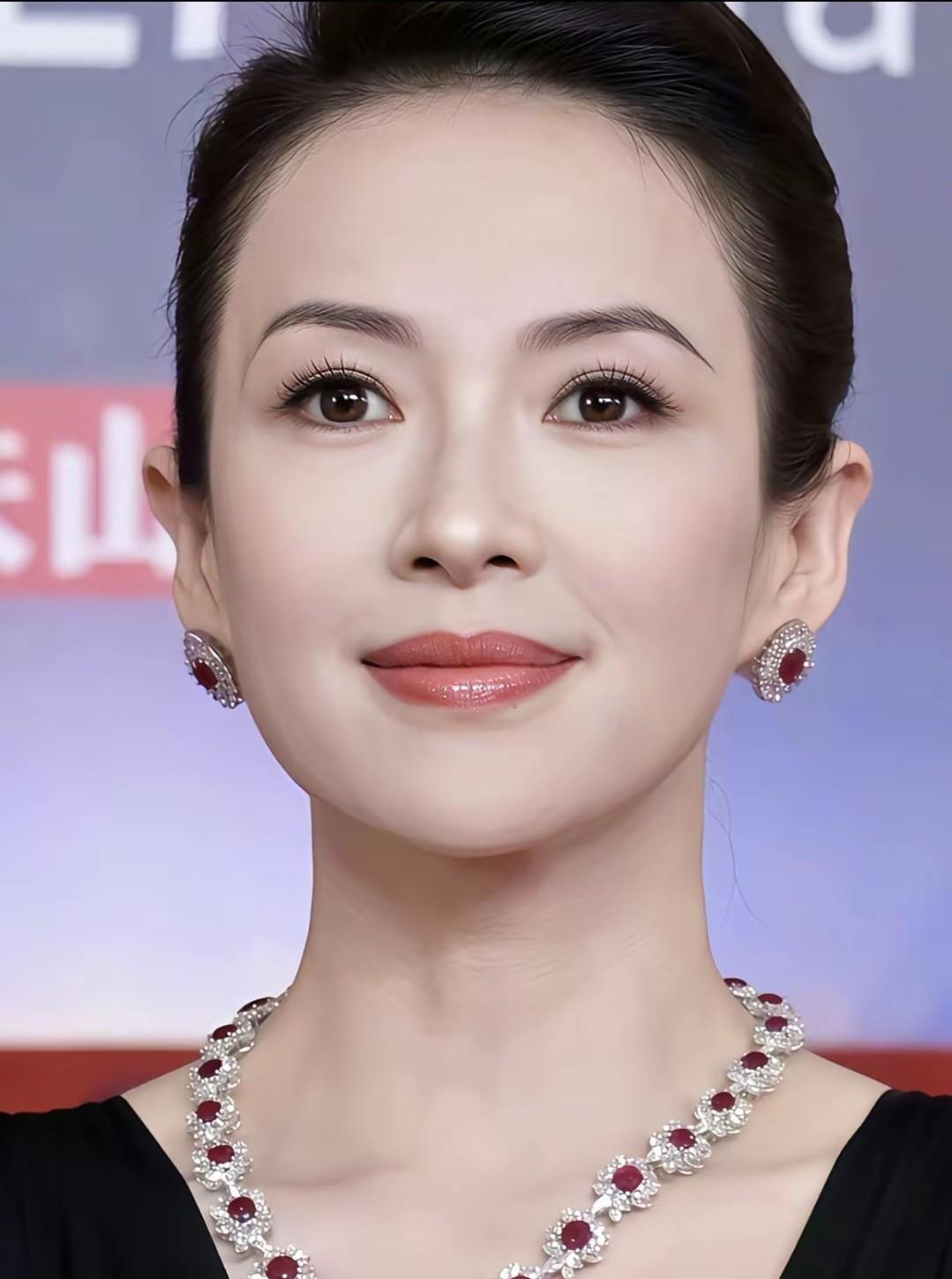 醒醒的脸，是一场精准的基因重组。她继承了章子怡的杏眼，那条鼻梁的曲线几乎复刻。