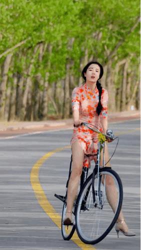 这大长腿，不登三轮可惜了[捂脸哭]
