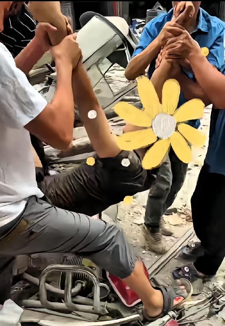 只要人活着，就有希望，彭水救援队传来好消息，救出一人，虽然他压断了一条腿，可是人