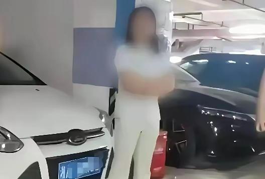 那个霸占人家车位的彭女士，为什么不继续硬抗，而是选择道歉？其实，她的道歉并不