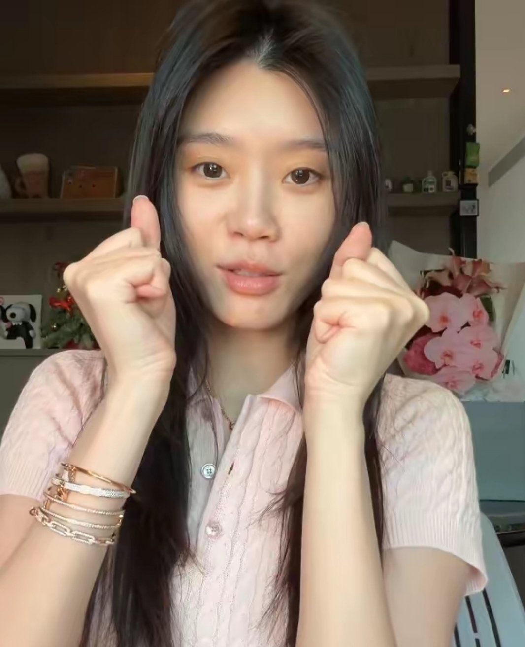 奚梦瑶素颜出镜超敢拍，手上五条钻链超吸睛，何猷君送的花却被吐槽土，情人节过去十天