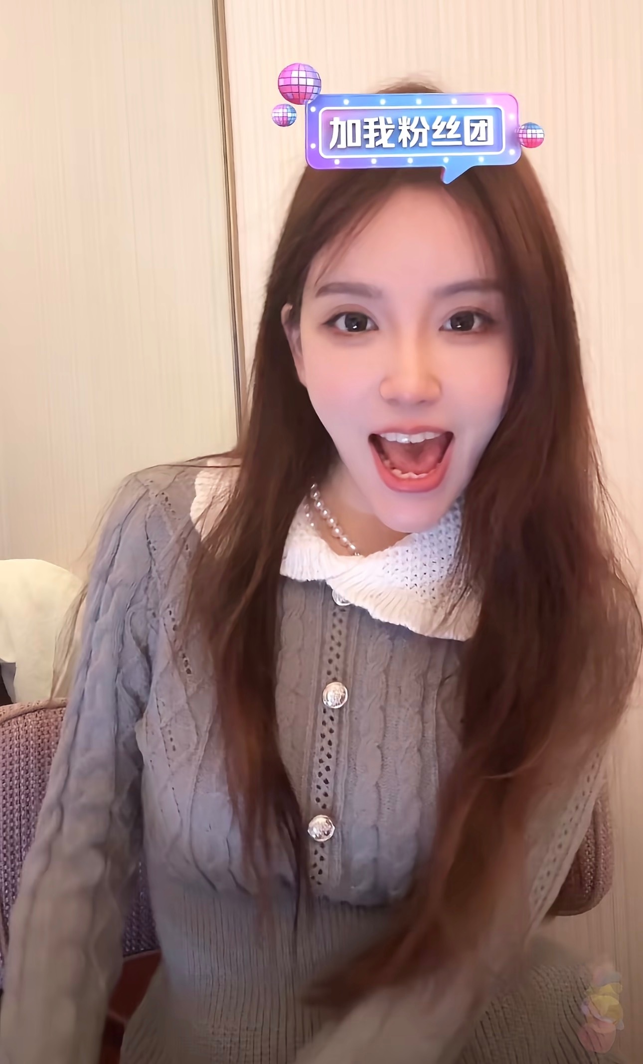 LPL最美女解说Rita的四种不同穿搭风格，你最pick哪种？图一：小香风图