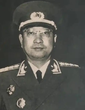 1955年，授衔仪式上，当毛主席走到陈赓面前时，说：“你陈赓当大将了，跟着我是不