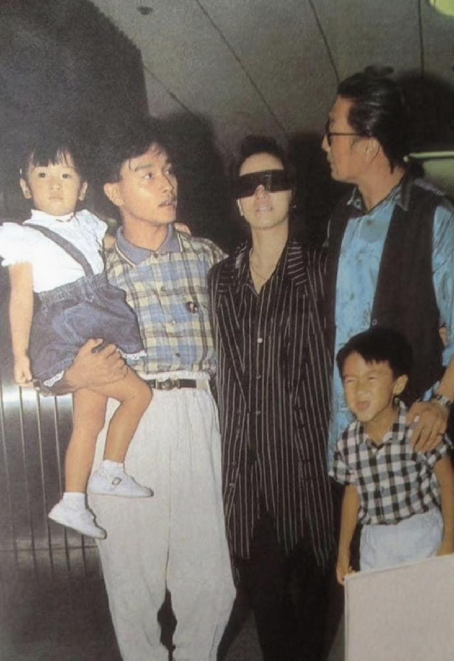1985年，谢贤一家在机场偶遇张国荣、梅艳芳。几位大明星相见热聊不停，张国荣抱