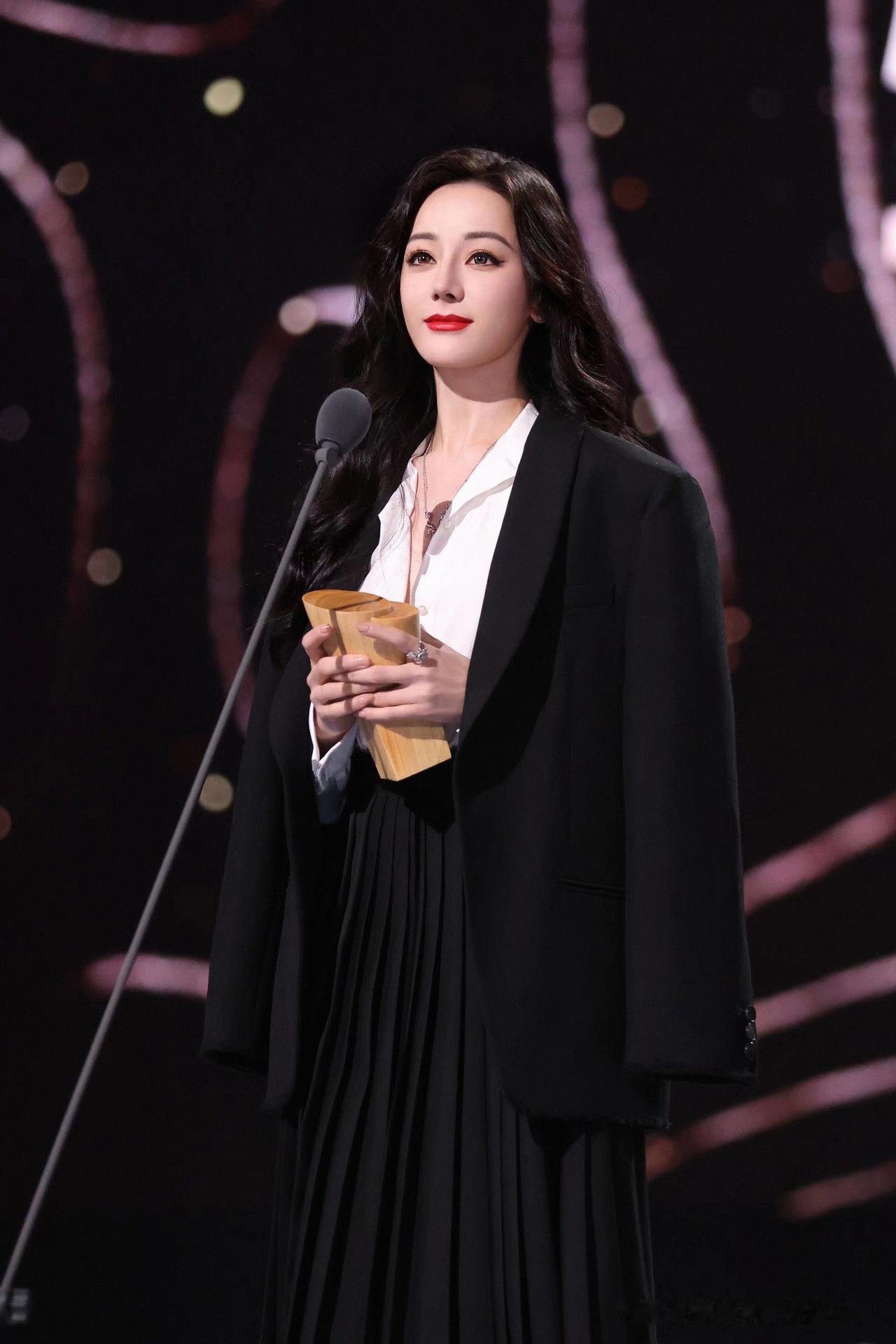 迪丽热巴领奖走成T台黑色套装飒美的热巴⬛️​​​热巴迪奥晚宴迪丽热巴表演
