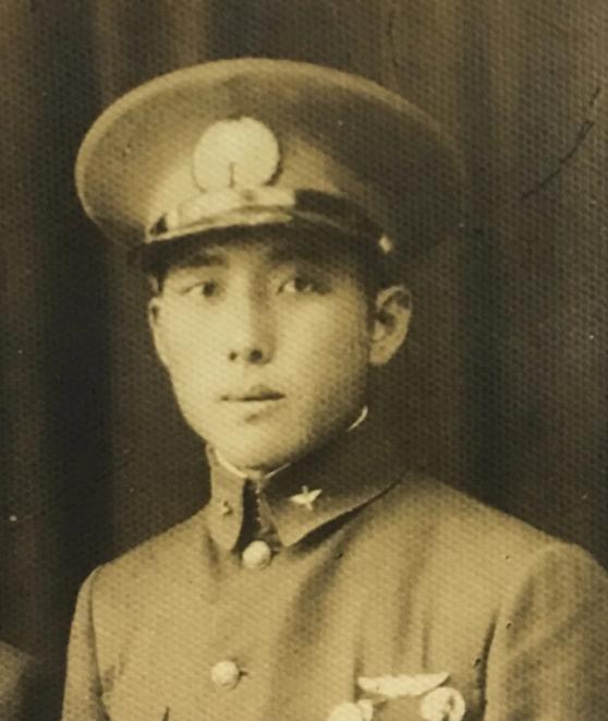 1937年，中国一架战机被日军击落，飞行员跳伞求生，谁知，竟落到了日军阵地，一群