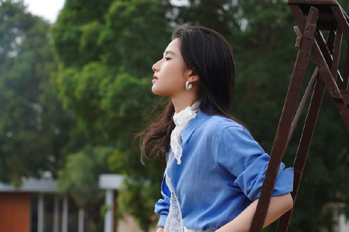 张婧仪优雅蓝调张婧仪优雅蓝调，查收今日份美丽小仪，蓝色衬衫蕾丝丝巾造型，休闲又