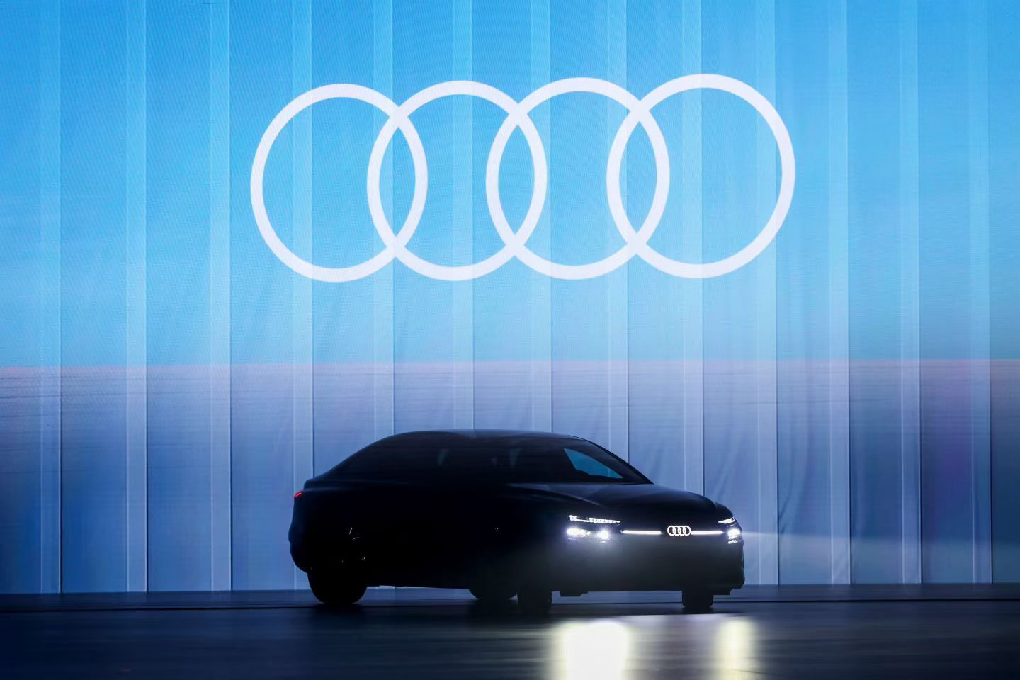 全新奥迪A6L焕新登场✨豪华行政标杆实至名归加长轴距座舱，后排尊享越级空间矩阵光