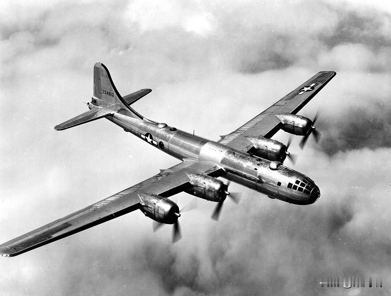 1944年7月29日，三架美国B-29轰炸机迫降在苏联远东的一个机