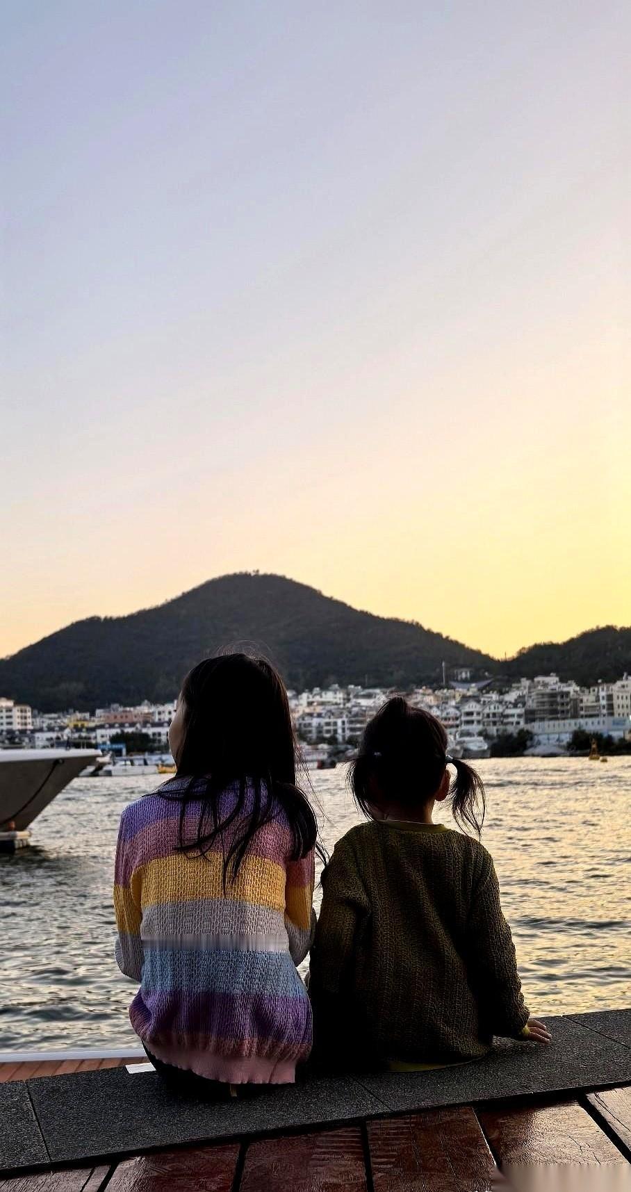 “回北京不？”“不回。”“找妈妈不？”“不找。”好家伙，我这刚两岁八个月