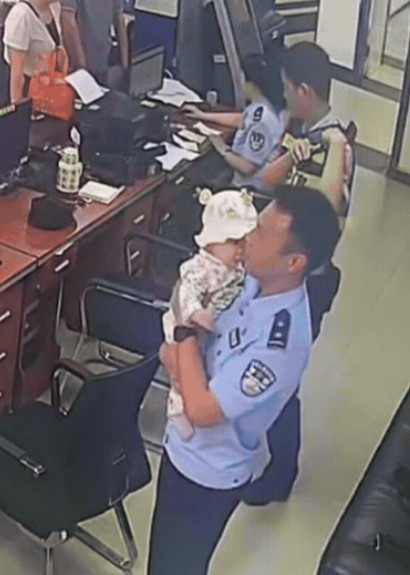 重庆，一位宝妈来到派出所，将宝宝塞给民警，随后转身就跑！但民警王洪炎却丝毫不意外