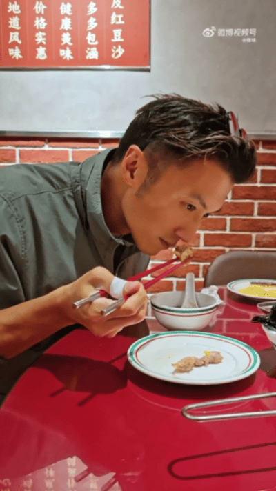 西安偶遇谢霆锋吃油泼面油泼面这种东西，明星来了也得多拌两下再吃。谢霆锋端碗的样