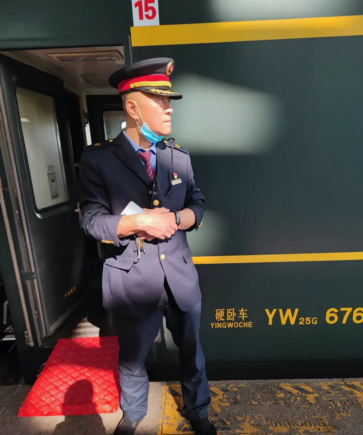 刷到一位乘客吐槽，天津到苏州那趟绿皮车，车厢里清一色大叔乘务员，和高铁...