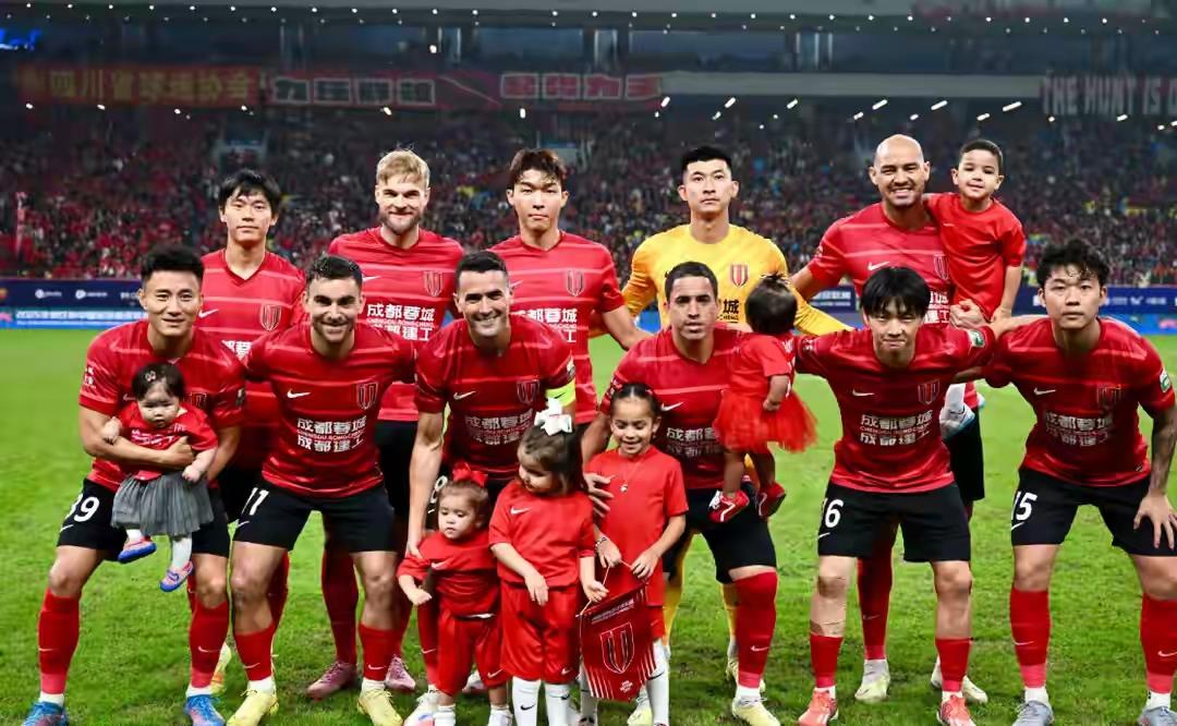 昨晚成都蓉城在主场1-2输给了河南队，这裁判的眼可能长到后脑勺去了——赛后足