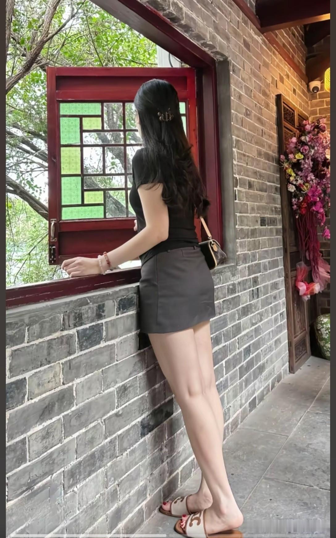红窗映绿影花间人影长