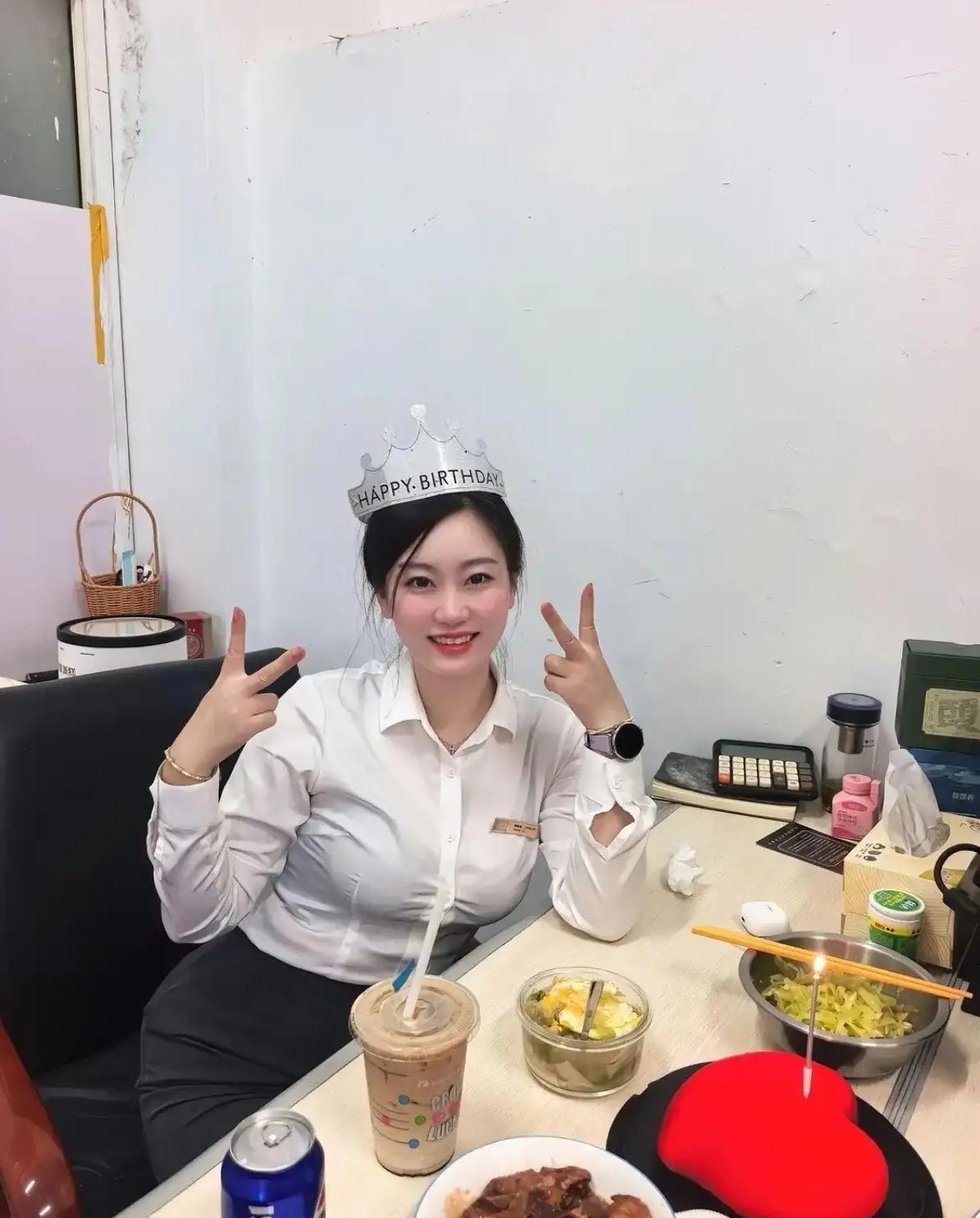 美女小姐姐在办公室庆祝生日，美女气质绝佳，大家能看出美女小姐姐的职业吗？