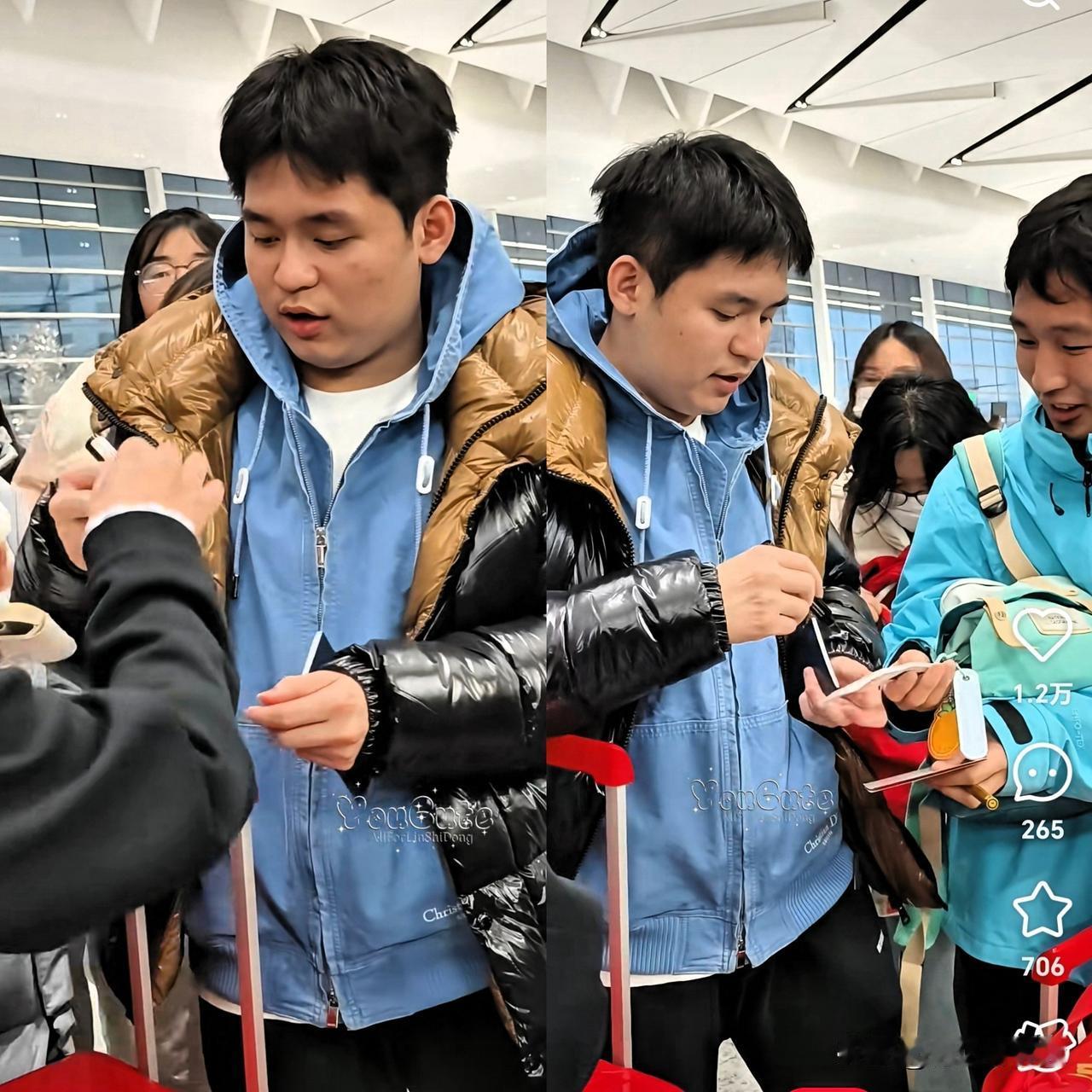 笑不活了，这一幕真的太搞笑啦😄12月8日，林诗栋抵达机场后被粉丝围住互动。