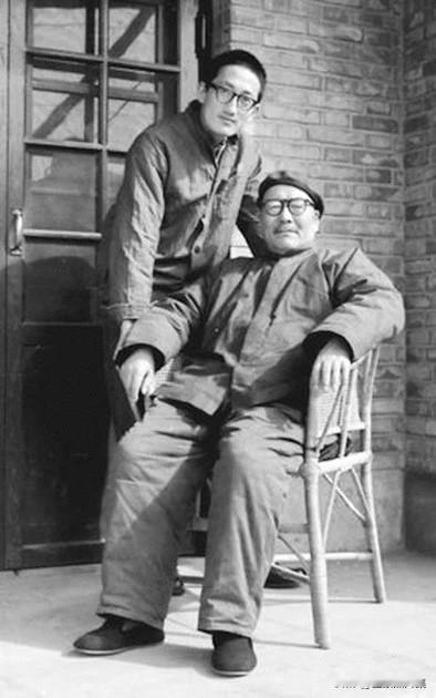 1970年，开国中将韩练成和儿子韩兢的合影。韩练成在国民党军队中身居高位（曾任海