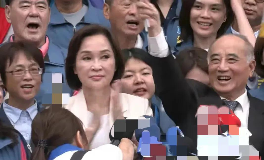 王金平终于出面了！就在9月3日，王金平陪同柯志恩前往登记角逐！柯志恩更是在稍早之