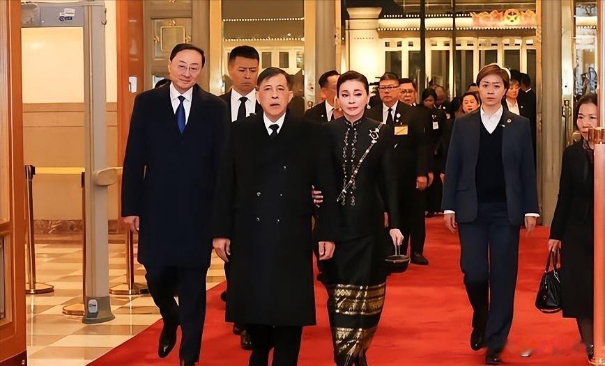 现在想明白前阵子泰王为什么来我国了！中国和泰国于1975年正式建交，今年是两