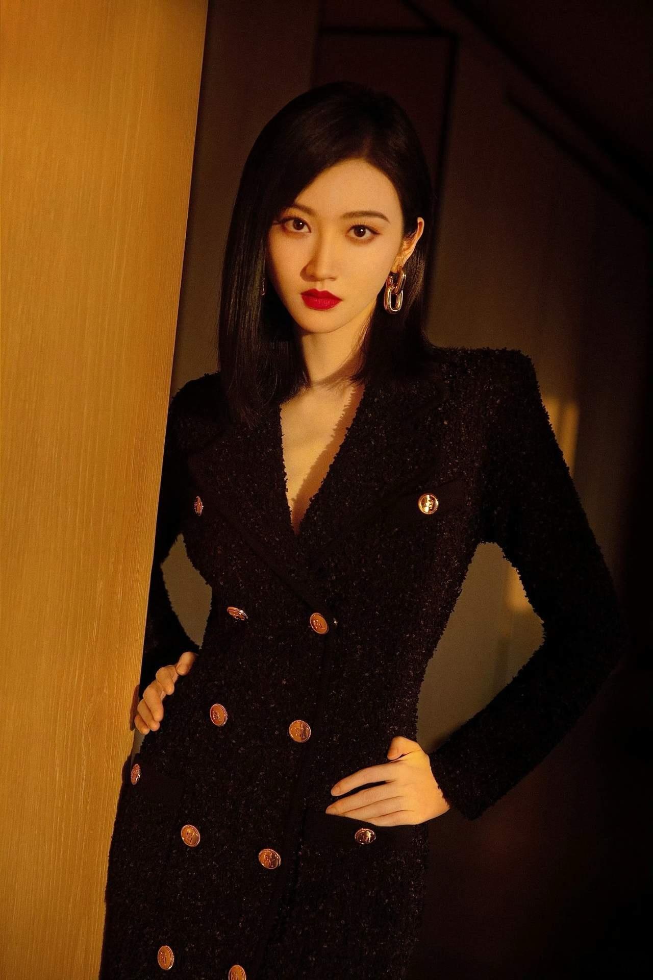 1.景甜她着急出来营业，只要是告诉资方，她没什么事儿了，可以合作了。2.一波被赛