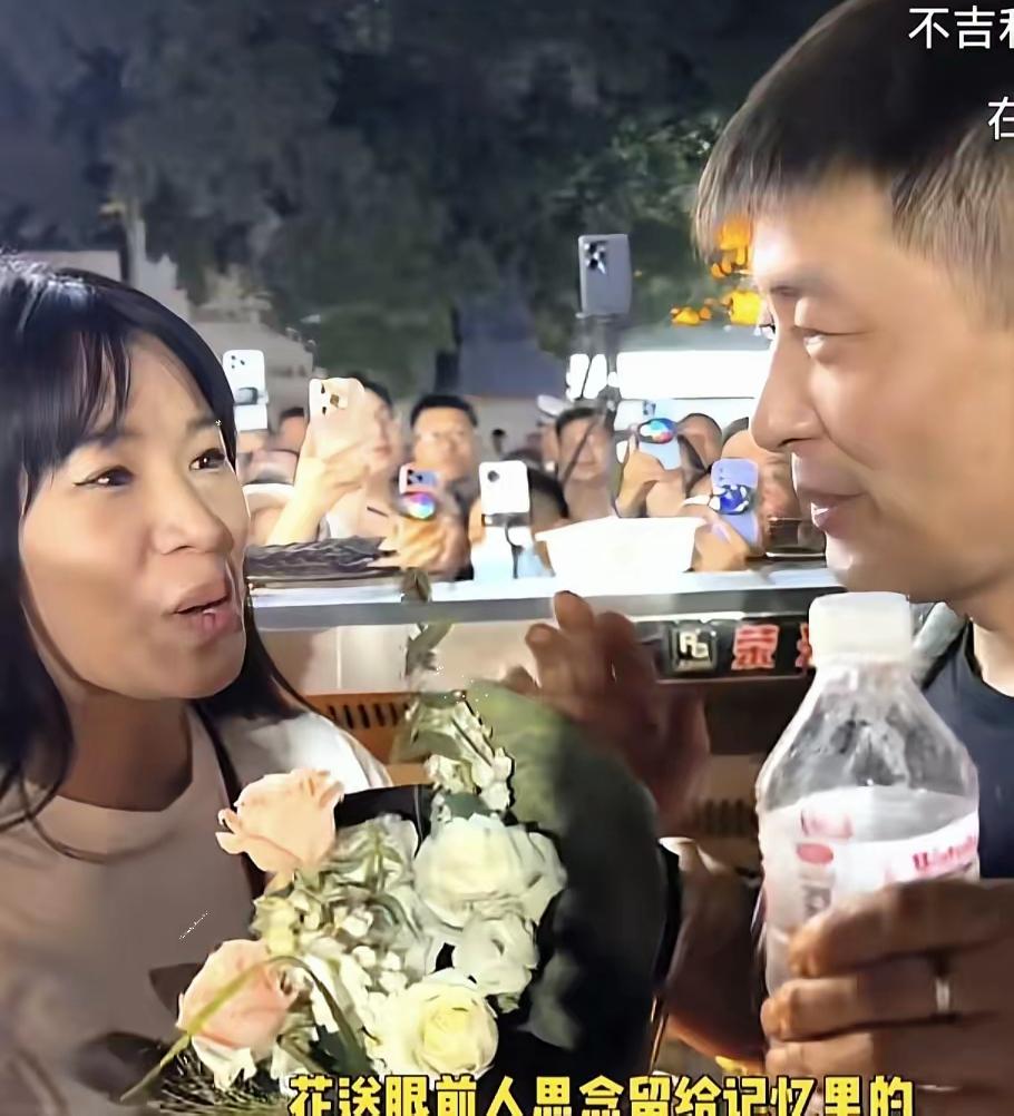 陈师傅头脑是冷静的！面对两位美女送上的鲜花，陈师傅婉言拒绝，陈师傅知道，“这花