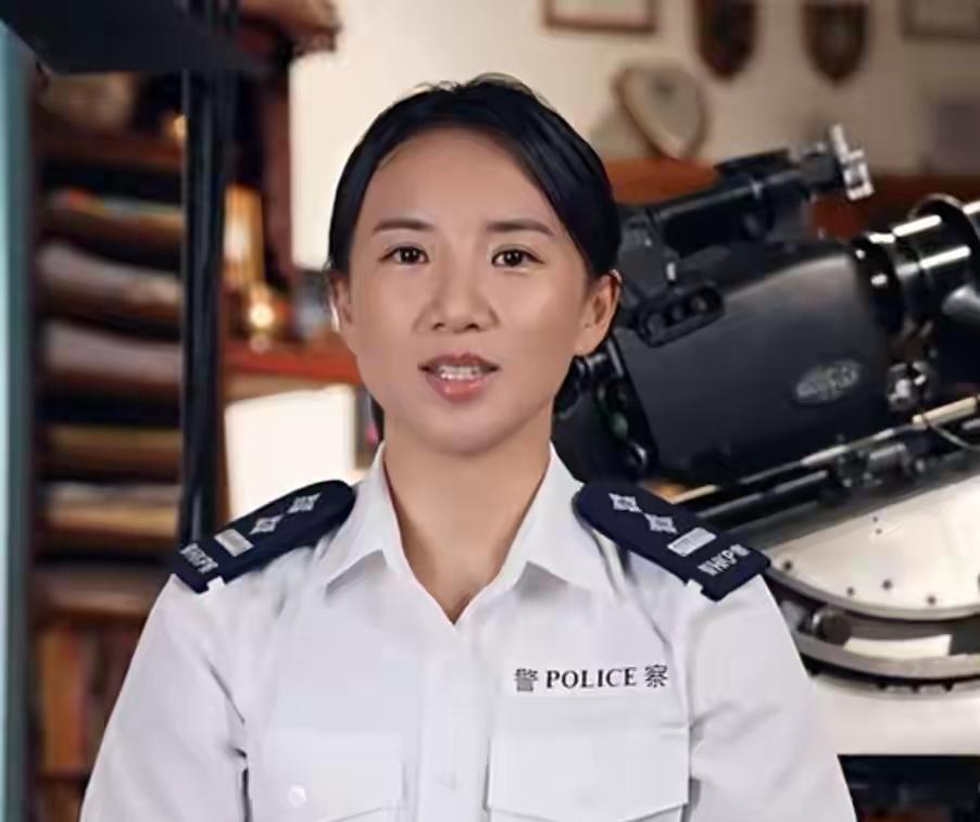 这是香港警务处的高级督察，不知道在警队中算什么级别的人物，图中这位女警看起来好年