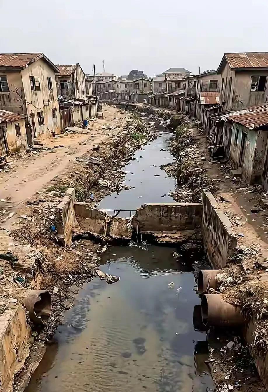 同一个地方。同一条河流。河还是那条河，人还是那群人。拆迁前与拆迁后的对比，简