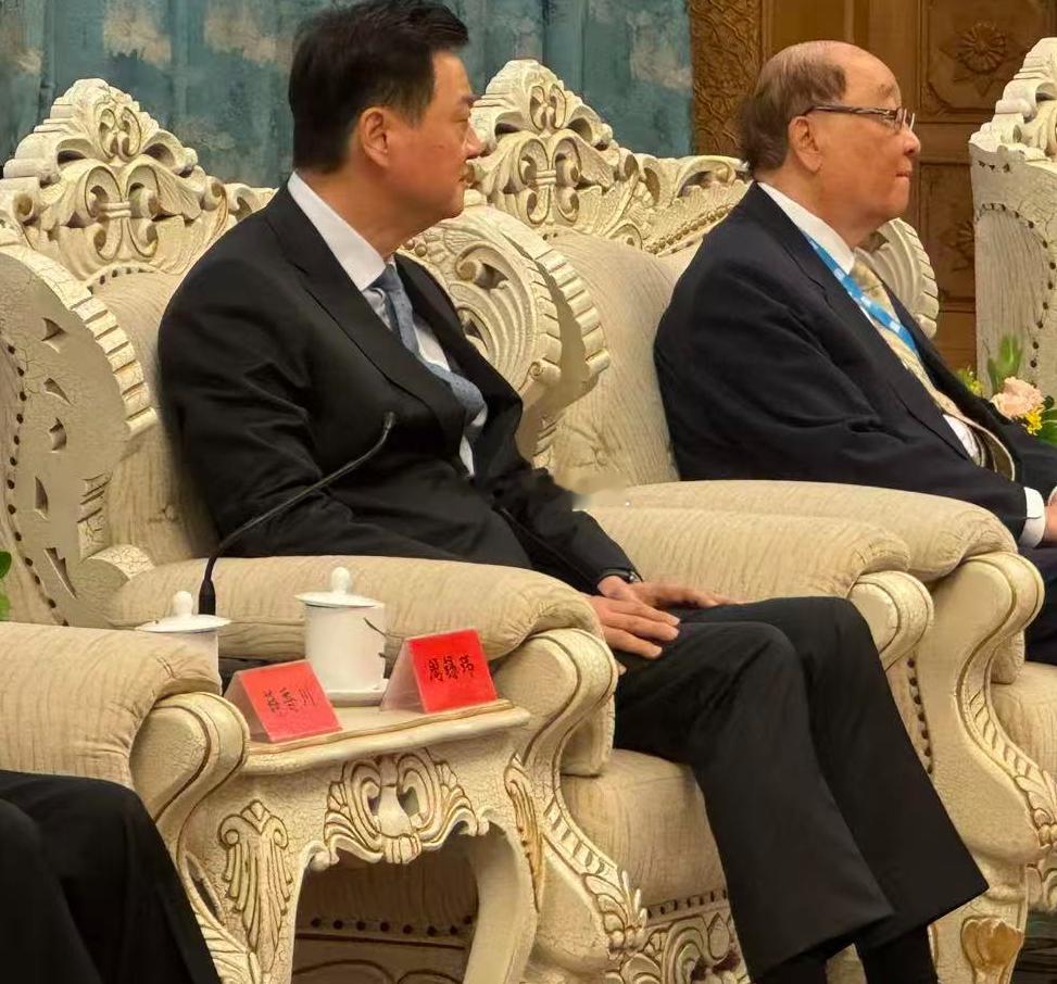 如果只对比接待周锡玮、台北蔡专家，我更支持接待周锡玮，毕竟蔡一肚子主意、没人知道