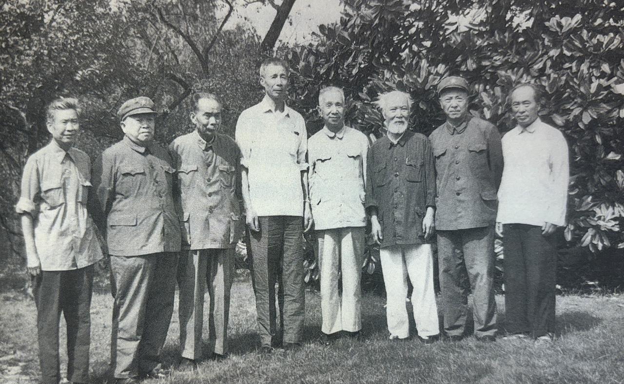 1980年6月粟裕在杭州与浙江坚持三年游击战争的老战友合影，左起张金发、张文碧、