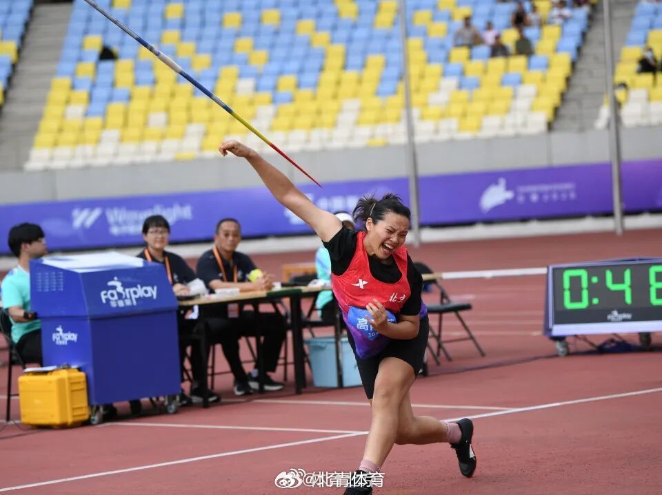 #中国女子标枪双子星闪耀##高雨萁一人夺二金潜力无限#8月25日，全国第二届青少年田径运动会在山东日