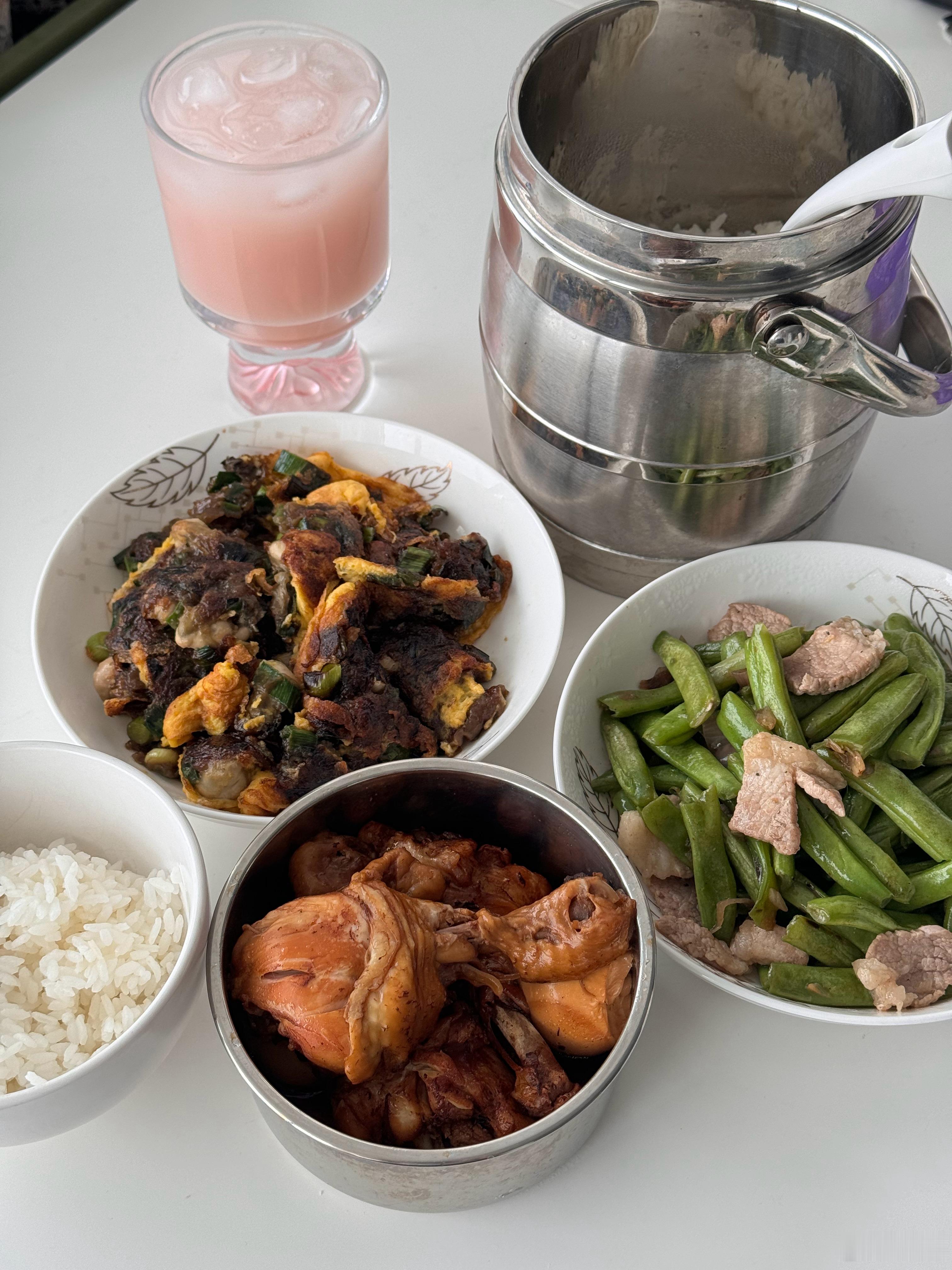 最近忙到没时间过去吃饭，小林麻麻每天给我们送饭，幸福ing～​​​