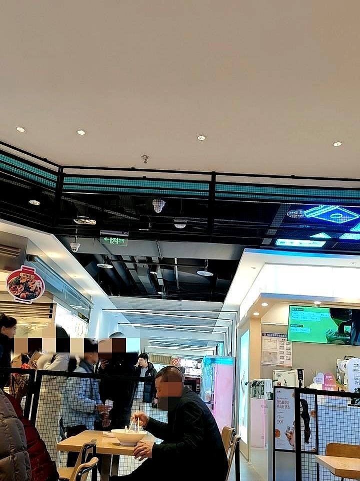 今年过年，我一条拜年消息都没发。活到四十多岁才想明白，你要是对别人没啥用，那拜