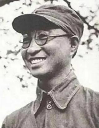 1955年授衔，陈赓看着自己的大将军衔，却发起了呆，排在他前面2位，一位拿500