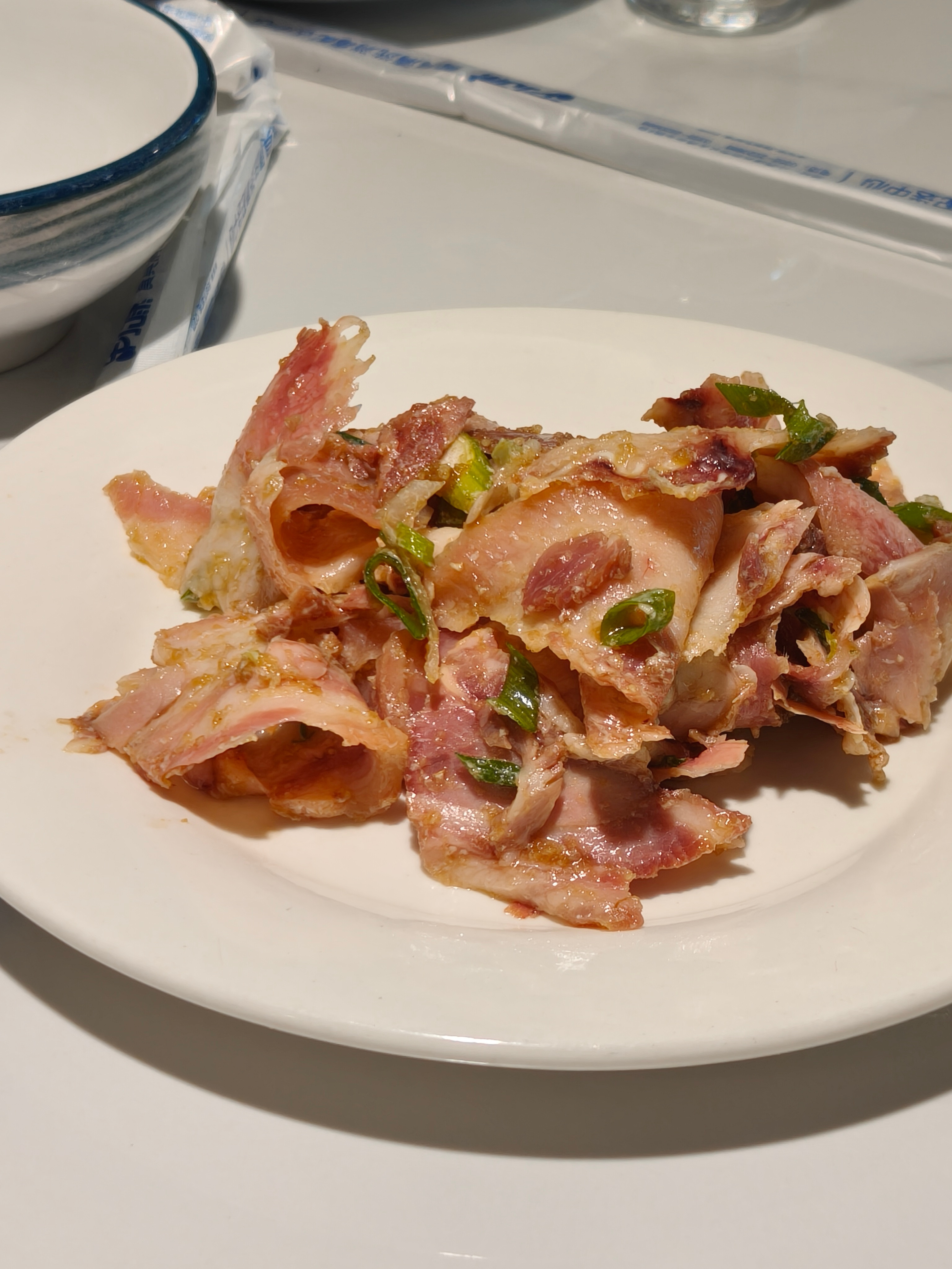 长子猪头肉好像有点吃不太惯呢。。。。上一站在街边买了两个烧饼，甜咸各一个，倒是挺
