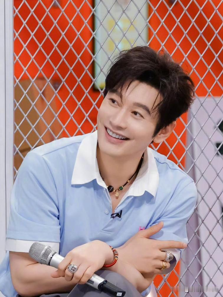 黄晓明最近的心情就像过山车吧电影阳光俱乐部亏钱了，黄晓明成本都没赚回来，这是坏