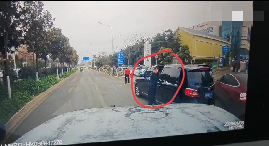 1月20日，云南。女子在路口中间违停，挡住了右转车道，磨磨唧唧半天还对视频车竖中