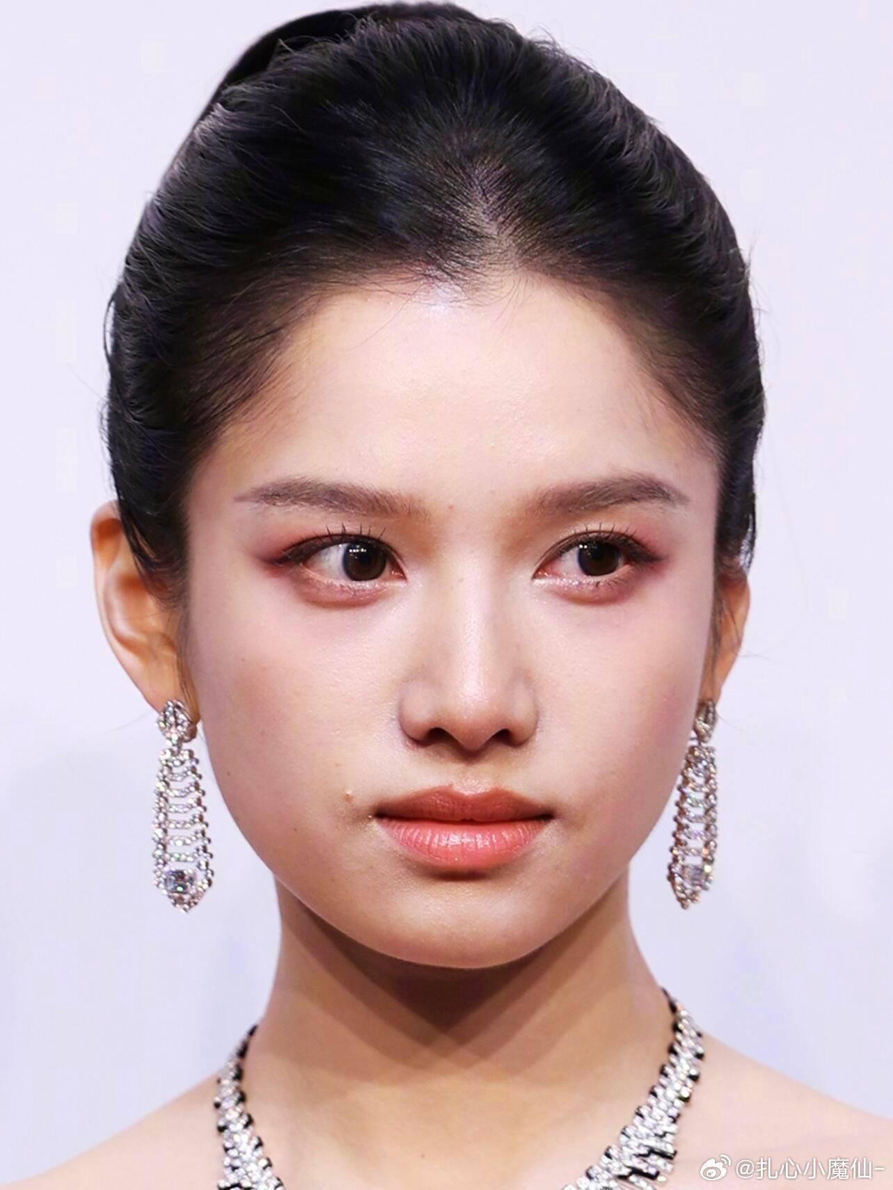 张婧仪超清怼脸生图，大气的长相​​​