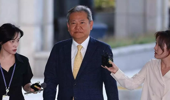 25日韩国内乱特检组以嫌疑人身份传唤前行政安全部长官李祥敏进行调查。李祥敏被