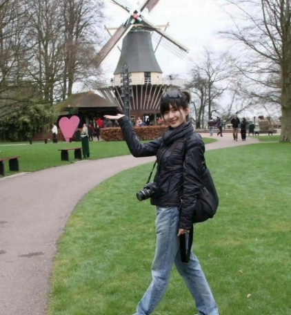 这是江疏影留学那会的照片​​​！太青春了